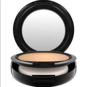 MAC Studio Fix Powder Plus Foundation NC30